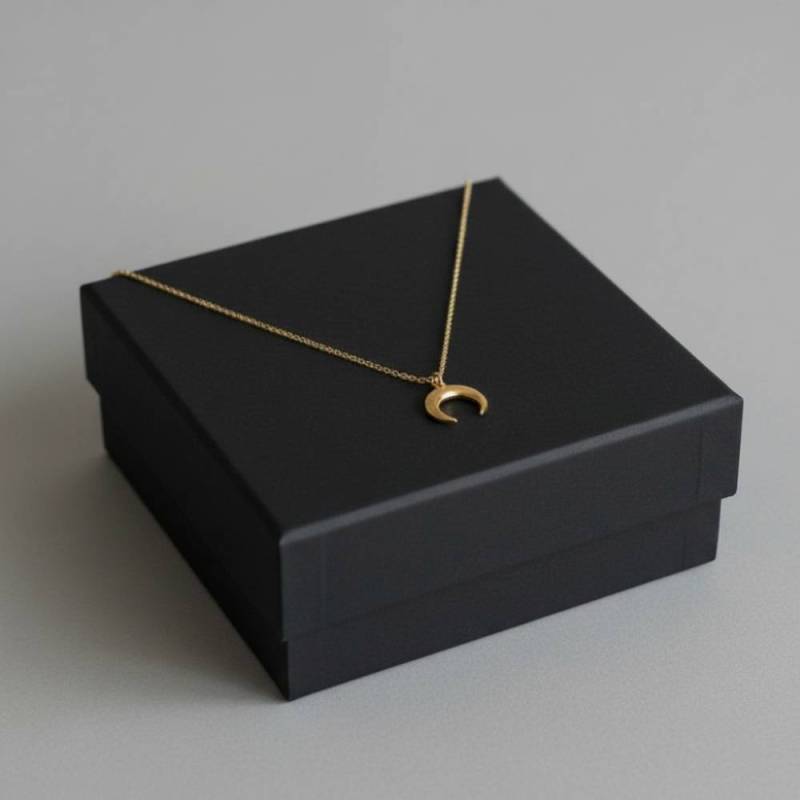 Колие с висулка полумесец