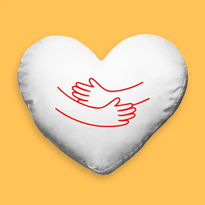 Персонализирана възглавница във формата на сърце - Прегръдка